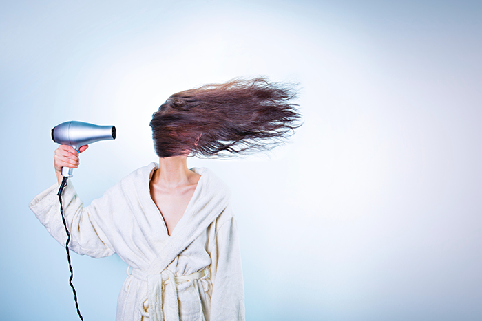 Cómo usar el secador de pelo correctamente para evitar daños